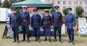 Grupa policjantów - rekonstruktorów w mundurach policji państwowej z okresu międzywojennego.