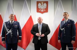 Agent Jason Schumacher, DEA, General Kamil Bracha, Deputy Commander-in-Chief of Polish Police, and Chief of CBSP Paweł Poltorzycki are posing for photo