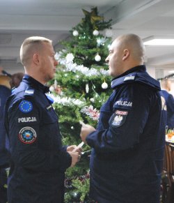 Commisioner Kamil Bracha is talking to the Police Officer from Polish Police Contingent in Kosovo.