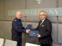 General Jaroslaw Szymczyk, Chief-in -Police and Mr Andrzej Mochoń, Director of Targi Kielce are shaking hands after signing of Memorandum