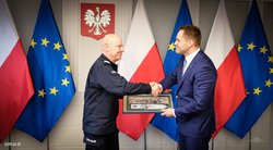 Polish and Estonian Heads of Agencies exchanging gifts