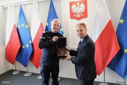 Polish Police and FBI Executives exchanging gifts