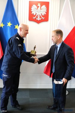 Polish Police and FBI Executives exchanging gifts
