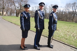 Troje policjantów w nowych mundurach.